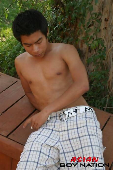 El semental oriental Pradit Flowers se burla de su polla al aire libre