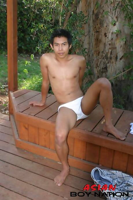 El semental oriental Pradit Flowers se burla de su polla al aire libre