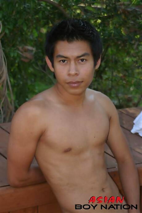 El semental oriental Pradit Flowers se burla de su polla al aire libre