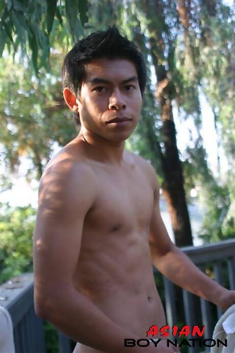 El semental oriental Pradit Flowers se burla de su polla al aire libre