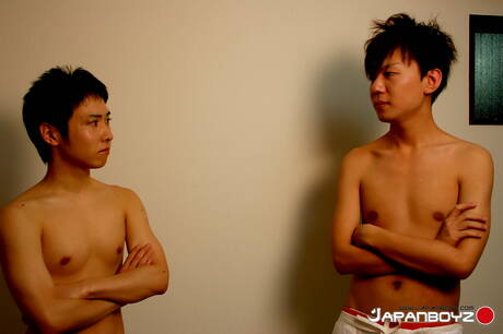 Orientalny piękny chłopak Yura i orientalny gorący młodzieniec Toraemon ruchają się po obciąganie