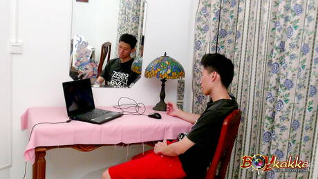 El guapo Masumi y el joven Ken en una escena de mamada