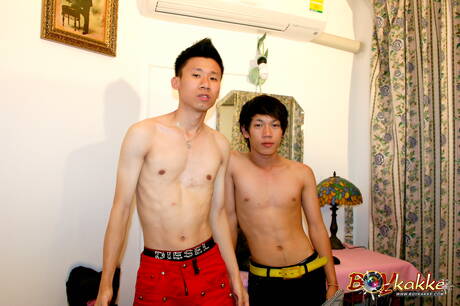 El guapo Masumi y el joven Ken en una escena de mamada