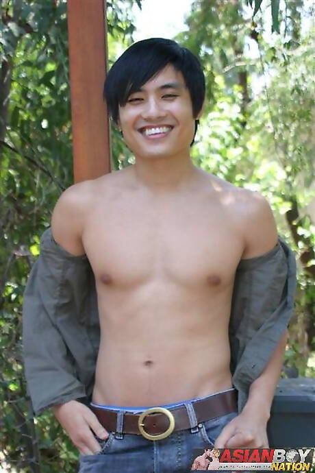 Peter Phanh, un dur à cuire oriental, joue avec une bite à l