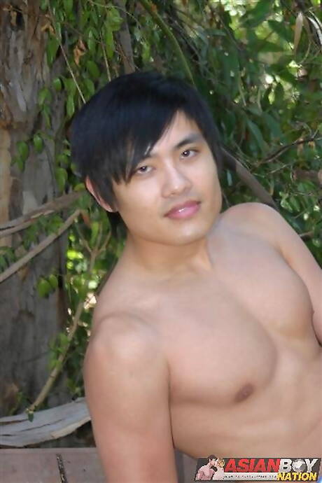 Peter Phanh, un dur à cuire oriental, joue avec une bite à l