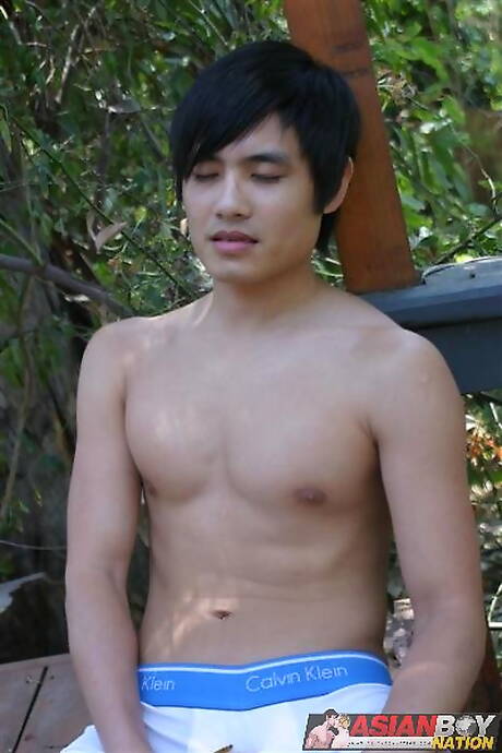 Peter Phanh, un dur à cuire oriental, joue avec une bite à l