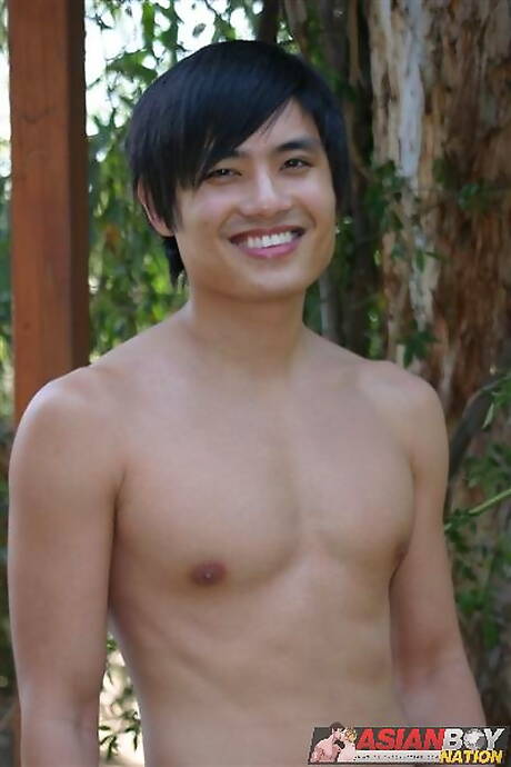 Peter Phanh, un dur à cuire oriental, joue avec une bite à l