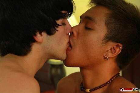 性感泰國帥哥 Nico 和美國帥哥 Aiden Summers 互相吸吮和操弄