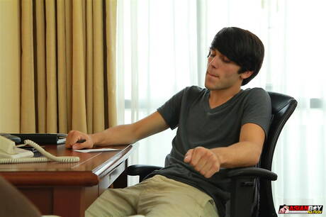 美國帥哥艾登·薩默斯戲弄他的雞巴