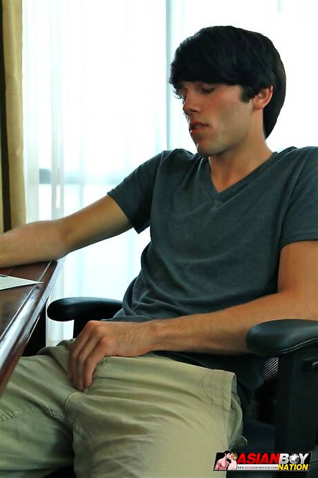 美國帥哥艾登·薩默斯戲弄他的雞巴