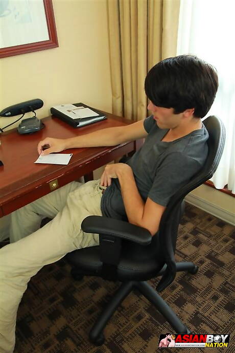 美國帥哥艾登·薩默斯戲弄他的雞巴