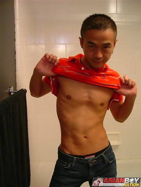 東洋のマッチョ、井坂真人がお風呂でチンポを弄ぶ