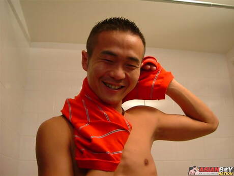 東洋のマッチョ、井坂真人がお風呂でチンポを弄ぶ