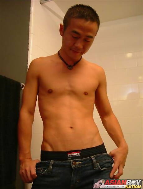 東洋のマッチョ、井坂真人がお風呂でチンポを弄ぶ