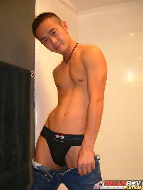 東洋のマッチョ、井坂真人がお風呂でチンポを弄ぶ