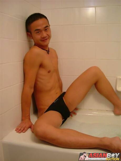 Der orientalische Muskelprotz Masato Isaka spielt in der Badewanne mit seinem Schwanz