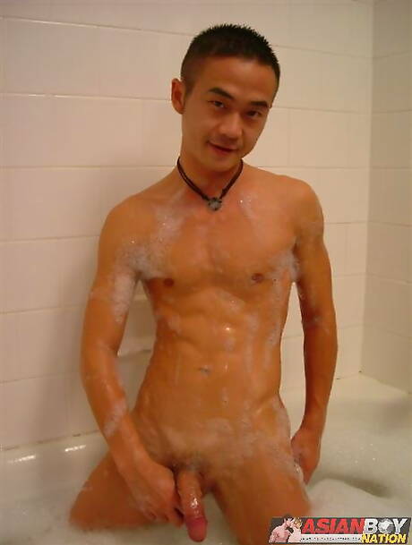 Il muscoloso orientale Masato Isaka gioca con il suo cazzo nella vasca da bagno