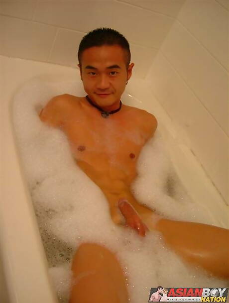 東洋のマッチョ、井坂真人がお風呂でチンポを弄ぶ