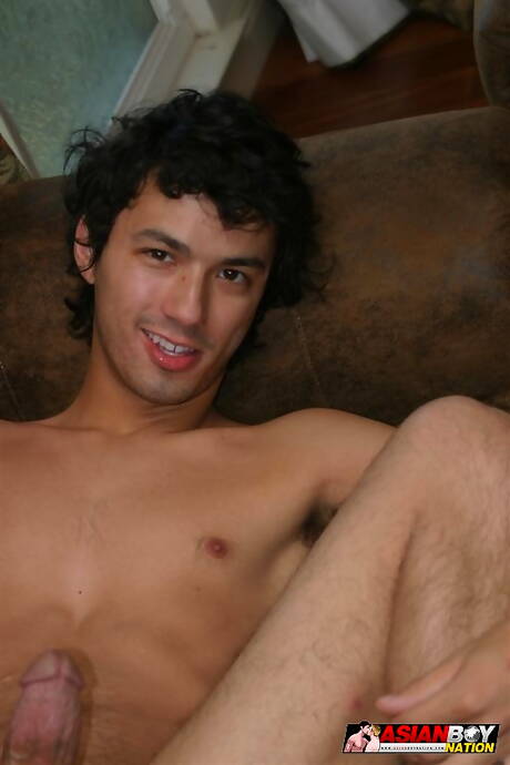 Der gut gebaute Asiat Orlando Boom spielt mit seinem Schwanz