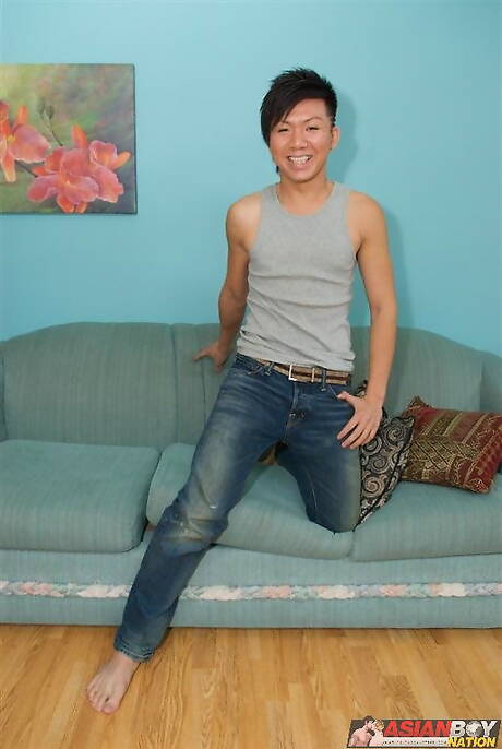 Der asiatische Twink Liam Tuan posiert nackt