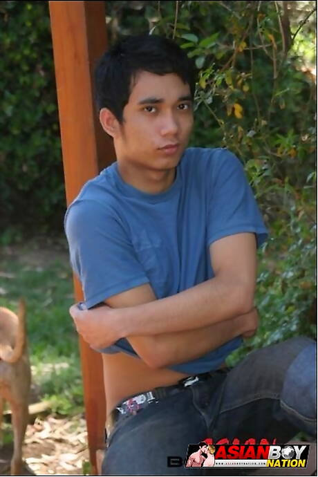 El jovencito oriental Kim Huang posa desnudo al aire libre