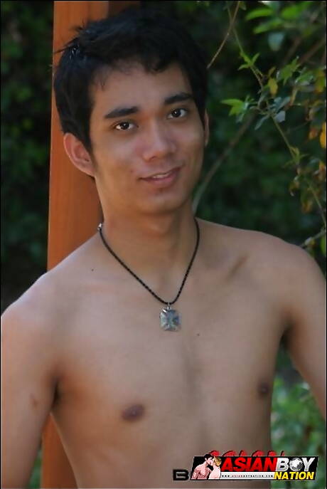 El jovencito oriental Kim Huang posa desnudo al aire libre