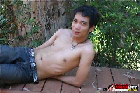 El jovencito oriental Kim Huang posa desnudo al aire libre