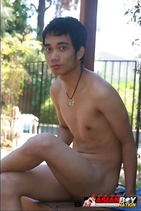 El jovencito oriental Kim Huang posa desnudo al aire libre