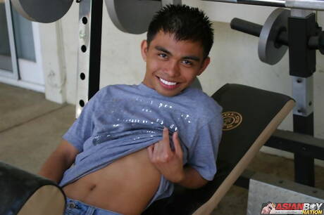 El joven oriental Ken Tanaka se masturba al aire libre