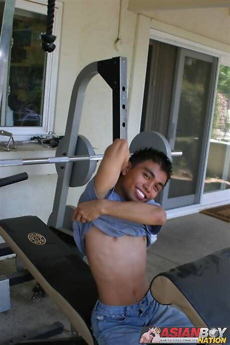 El joven oriental Ken Tanaka se masturba al aire libre