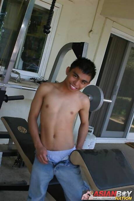 El joven oriental Ken Tanaka se masturba al aire libre