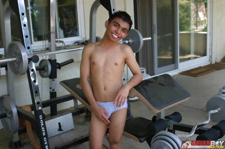 El joven oriental Ken Tanaka se masturba al aire libre