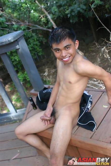 El joven oriental Ken Tanaka se masturba al aire libre