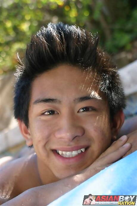 El semental asiático Keith Yamashita se masturba con un consolador al aire libre