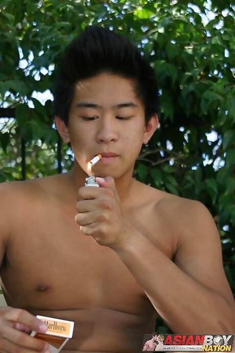 El semental asiático Keith Yamashita se masturba con un consolador al aire libre