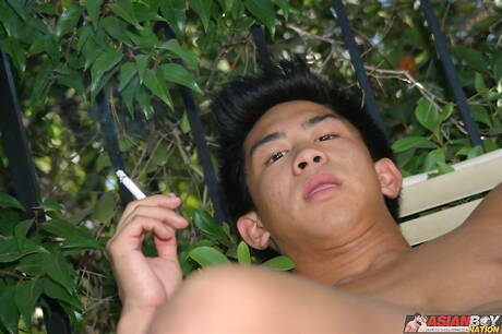 El semental asiático Keith Yamashita se masturba con un consolador al aire libre