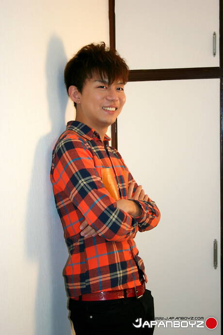 亞洲年輕帥哥 Yura 戲弄他的雞巴