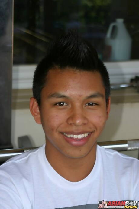 Oriental muscular Ke Zhou having a pleasure outside