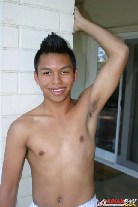 Orientalny muskularny Ke Zhou cieszy się na zewnątrz