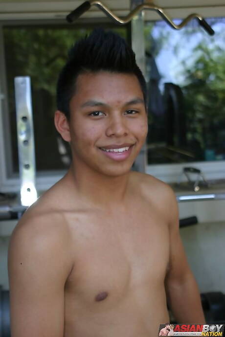 Ke Zhou, musclé et oriental, prend du plaisir à l