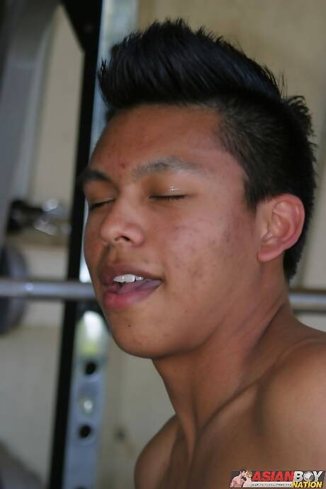 Ke Zhou, musclé et oriental, prend du plaisir à l