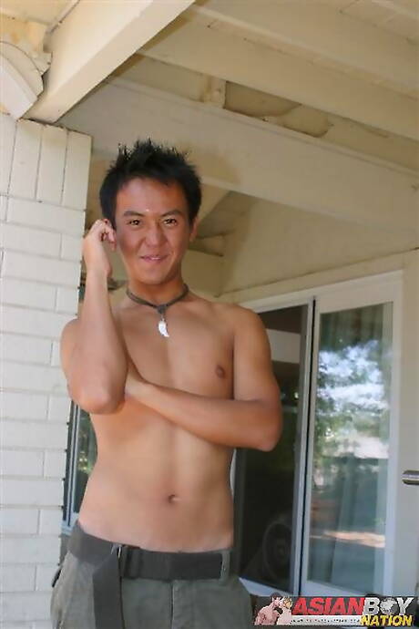 亞洲肌肉發達的 Kai Hung 戶外裸體擺姿勢