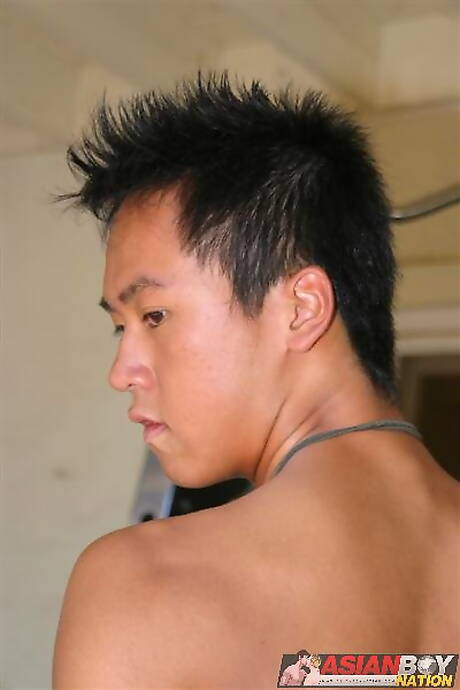 亞洲肌肉發達的 Kai Hung 戶外裸體擺姿勢