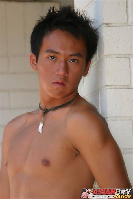 亞洲肌肉發達的 Kai Hung 戶外裸體擺姿勢