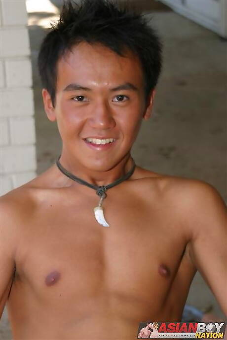亞洲肌肉發達的 Kai Hung 戶外裸體擺姿勢