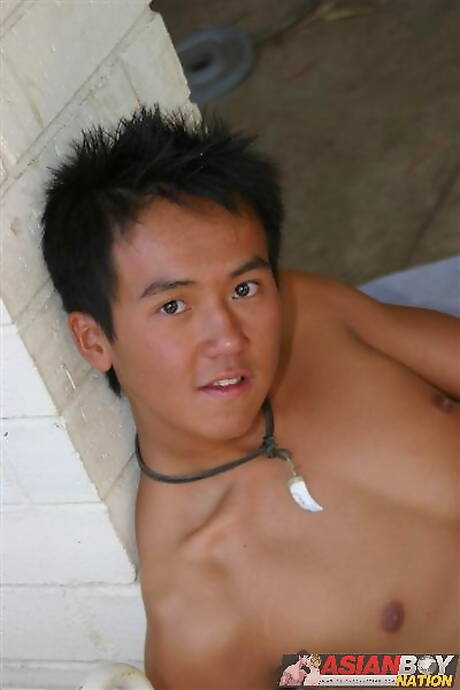 亞洲肌肉發達的 Kai Hung 戶外裸體擺姿勢