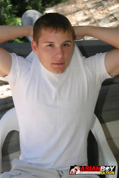 Le dur à cuire Ricky Hawke taquine sa bite en extérieur