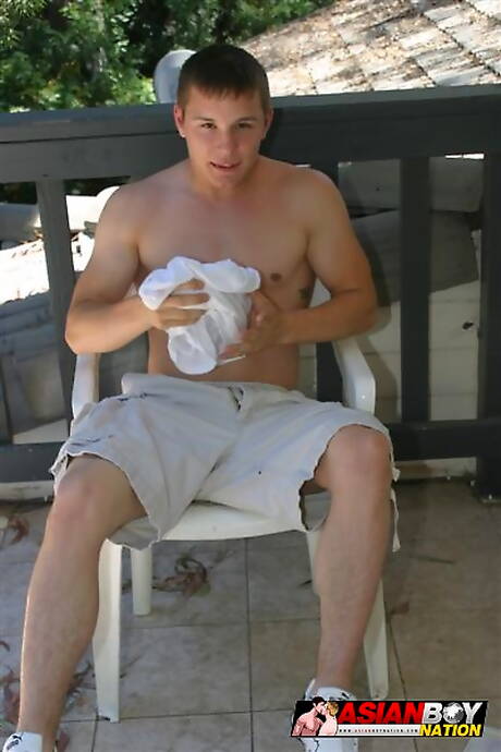 Le dur à cuire Ricky Hawke taquine sa bite en extérieur