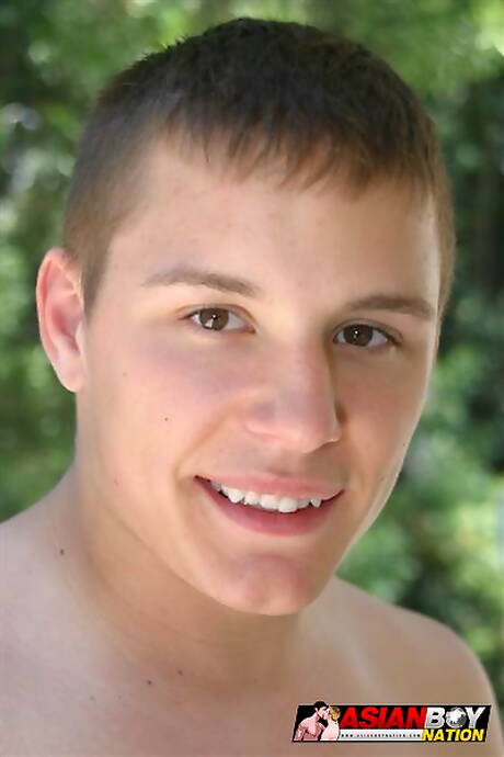 Le dur à cuire Ricky Hawke taquine sa bite en extérieur