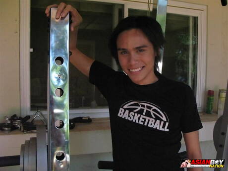 Oosterse jonge Jose Marcos trekt zijn pik buiten af